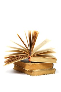 Beyaz arkaplanda bir yığın eski kitap.