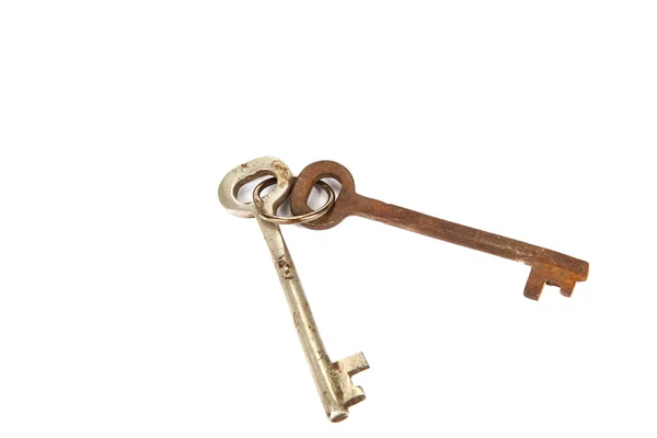 Dwa stare klucze na białym tle. — Zdjęcie stockowe