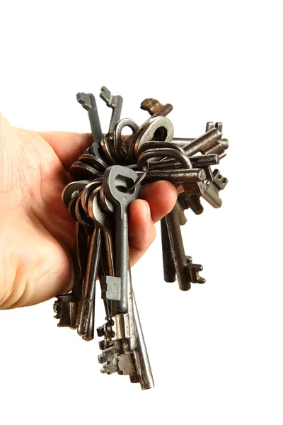 Gäng gamla nycklar i hand isolerad på en vit bakgrund. — Stockfoto