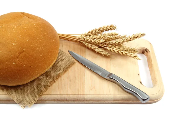 Pão fresco com orelhas e uma faca . — Fotografia de Stock