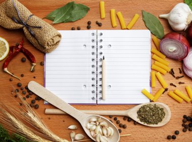 yemek tarifleri ve baharat üzerine ahşap masa için defter