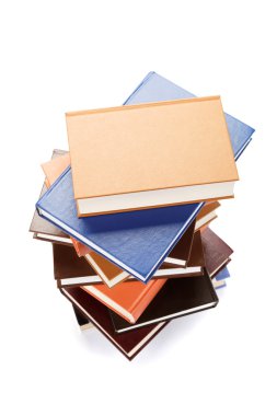 Beyaz arkaplanda bir yığın kitap.