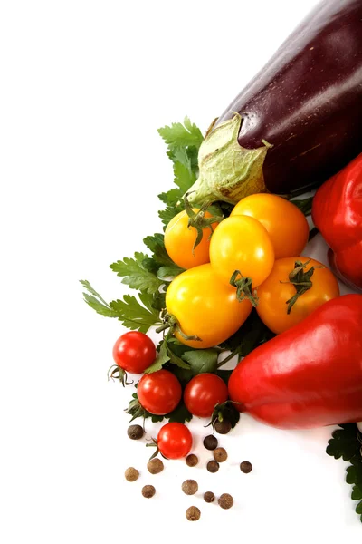 Здоровое питание. Свежие овощи на белом фоне . — стоковое фото