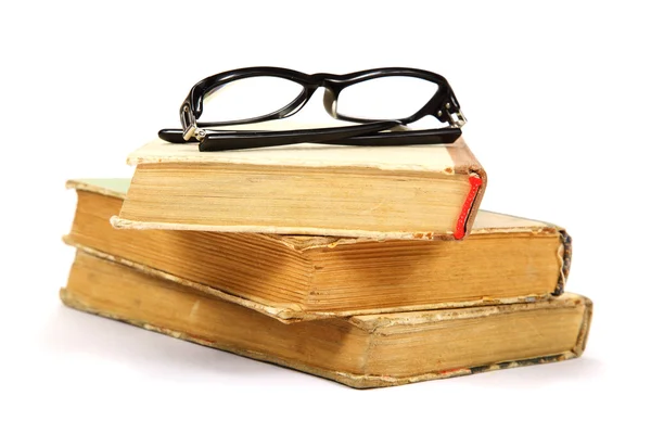 Στοίβα των παλαιών βιβλίων και γυαλιά σε λευκό φόντο. — Φωτογραφία Αρχείου