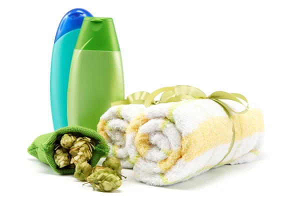 Spa eller badrum koncept med handdukar, tvålar och humle. — Stockfoto