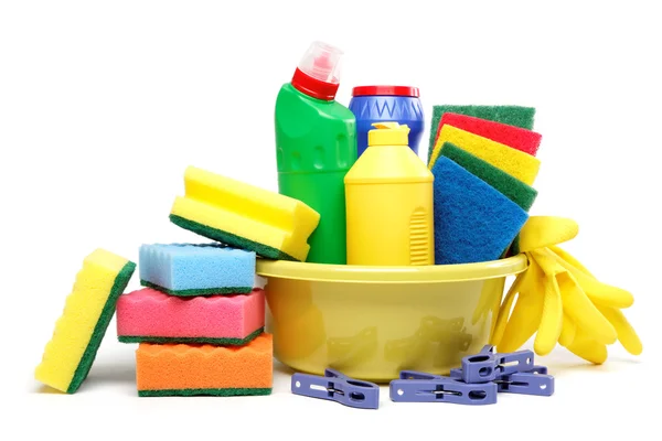 Frascos de detergente, guantes de goma y esponja limpiadora sobre un blanco —  Fotos de Stock