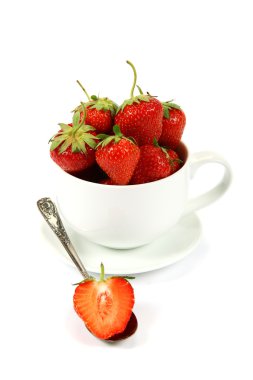 Beyaz bir tabak taze çilek meyve.