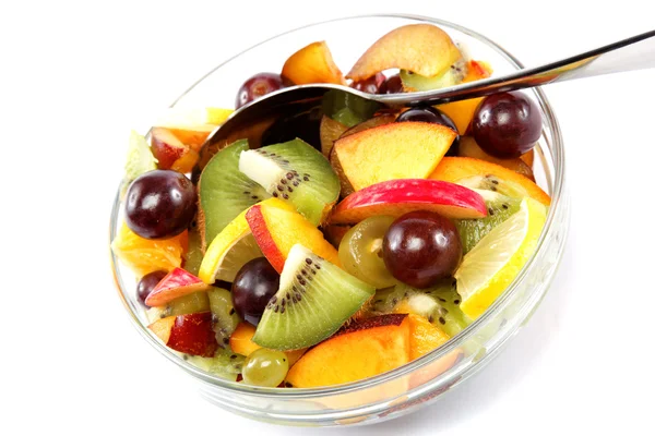 Salada de frutas frescas no fundo branco. — Fotografia de Stock