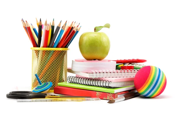 Materiale scolastico e per ufficio su sfondo bianco. Ritorno a scuola . — Foto Stock