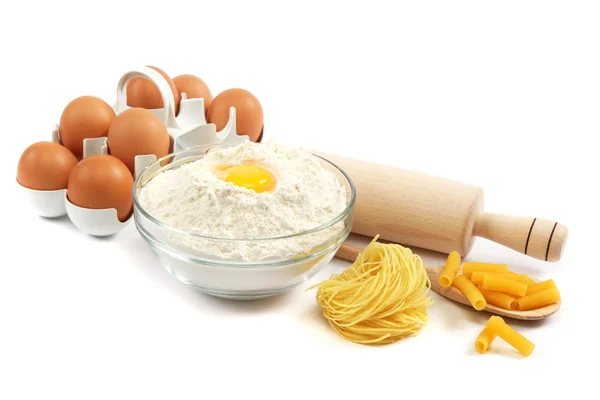 Bakkerij ingrediënt. meel met rauwe eieren voor het maken van deeg. — Stockfoto