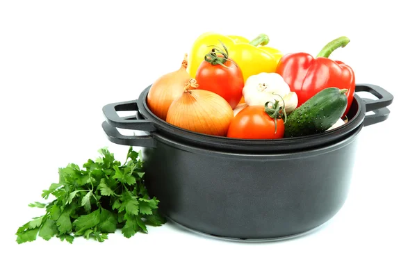 Une nourriture saine. Légumes frais dans une casserole noire sur un dos blanc — Photo