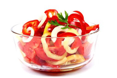 Taze sebze salatası beyaz arka planda izole edilmiş..