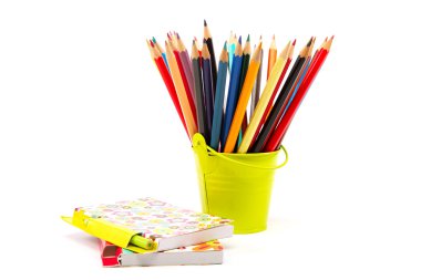 renkli kalemler ve beyaz arka plan üzerinde izole notebooklar.