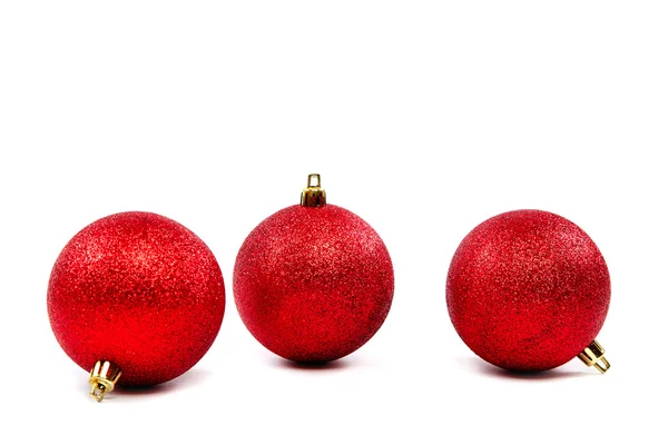 Bolas rojas de Navidad aisladas sobre un fondo blanco. —  Fotos de Stock