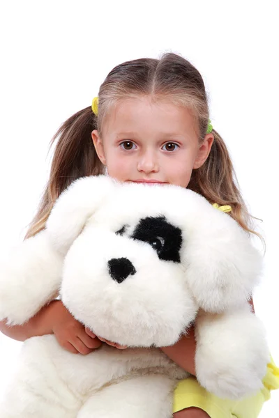 可爱的小女孩，用一个软的玩具在手中的画像. — 图库照片