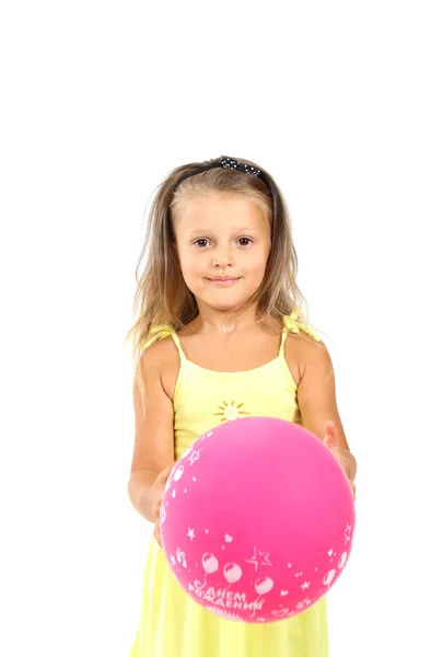 Porträtt av en söt liten flicka med rosa ballong. — Stockfoto