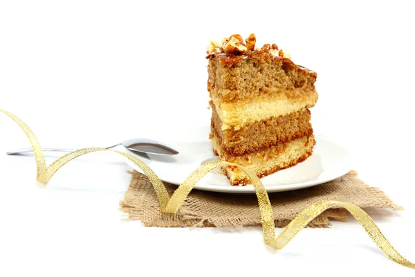 Kuchenstück auf einem Teller mit einem Löffel. — Stockfoto