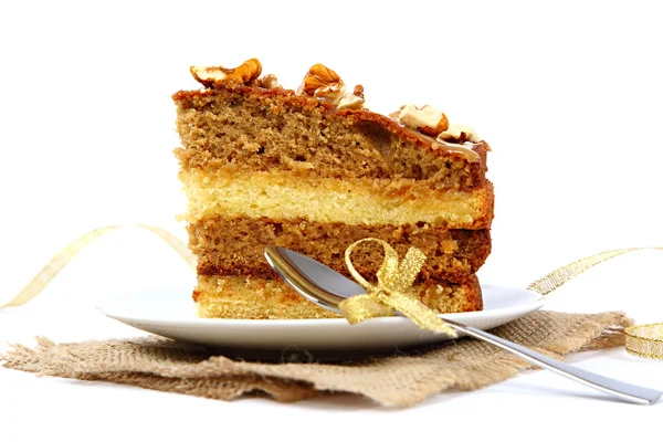Кусочек торта на блюдце с ложкой . — стоковое фото
