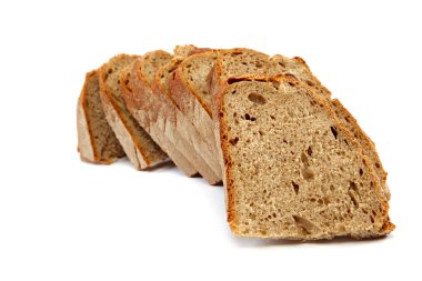 dilim çavdar ekmeği izole beyaz zemin üzerine dilimlenmiş.