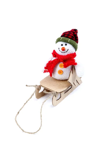 Snögubbe på en släde med julgran. — Stockfoto