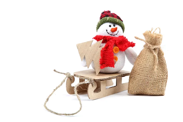 雪だるま、クリスマス ツリーと荒布バッグとそりの上. — ストック写真