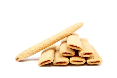 Beyazda izole edilmiş kurabiye yığını.