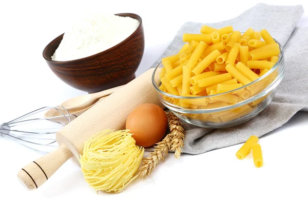 Zubehör und Zutaten zum Backen oder Zubereiten von Pasta auf weißem Bac — Stockfoto