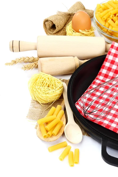 Forniture e ingredienti per cuocere o fare la pasta su bac bianco — Foto Stock