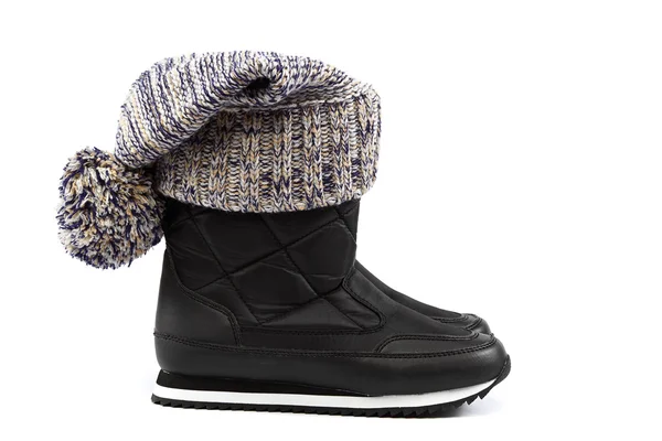 Roupas e sapatos frios de inverno - um chapéu ou boné de malha variegada e — Fotografia de Stock