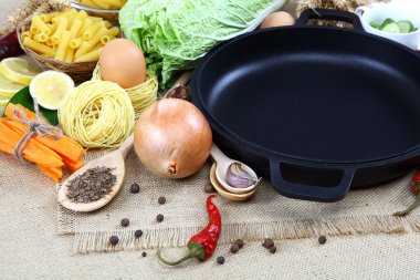 sebze, baharat ve mutfak eşyaları üzerinde çul.
