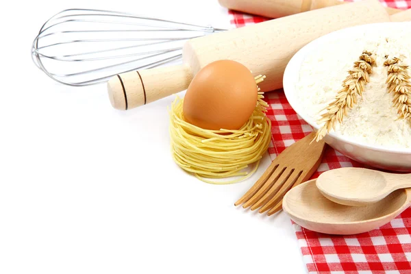 Levering en ingrediënten voor bakken of maken van pasta, op witte ba — Stockfoto