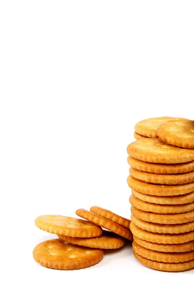 Stapel kraker koekjes op een witte achtergrond. — Stockfoto