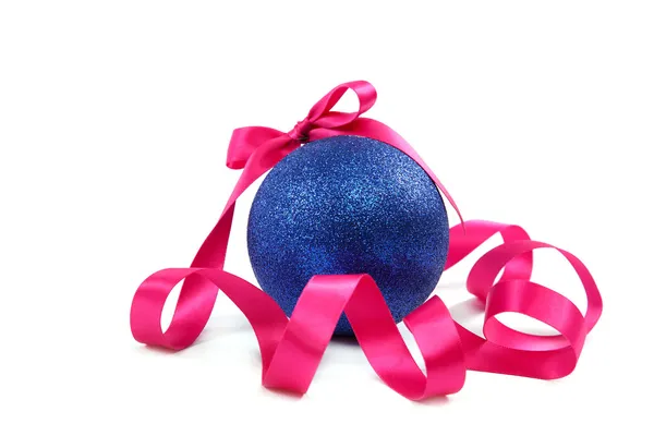 Bola de Natal azul e fita rosa no fundo branco . — Fotografia de Stock