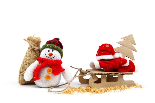 Snögubbe med säckväv väska och släde, julgran, santa cla — Stockfoto