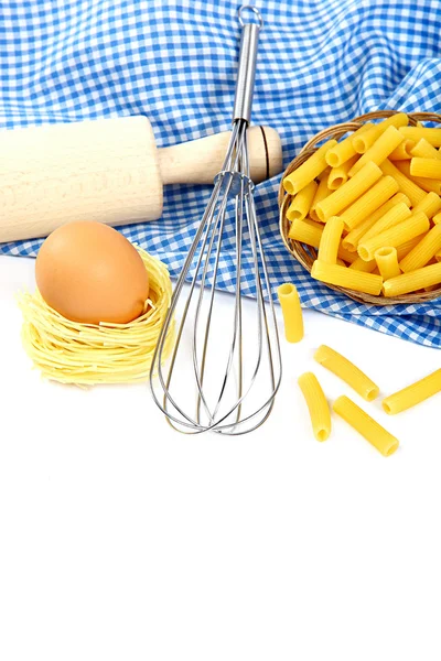 Utensílios de cozinha e ingredientes para cozinhar em fundo branco — Fotografia de Stock