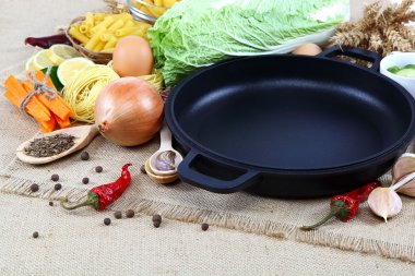 sebze, baharat ve mutfak eşyaları üzerinde çul.