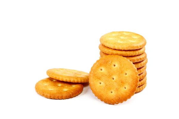 Pilha de biscoitos cracker em um fundo branco . — Fotografia de Stock