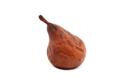 Beyaz arka planda çürük armut.