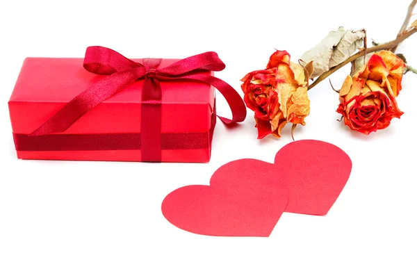 Confezione regalo, fiori e due cuori di carta . — Foto Stock