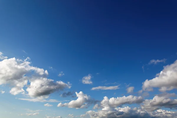 Modrá obloha pozadí s bílými mraky. — Stock fotografie