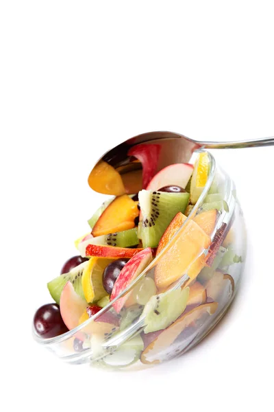 Färsk frukt sallad på vit bakgrund. — Stockfoto