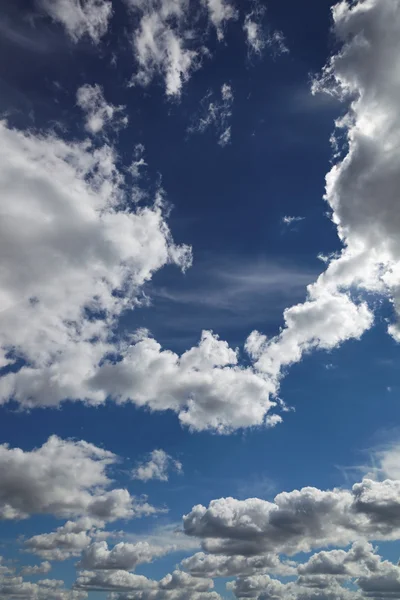 Fond bleu ciel avec des nuages blancs. — Photo