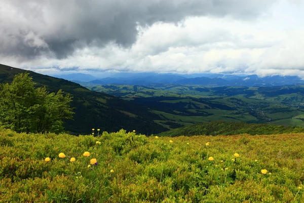 Berglandschap. storm wolken in de bergen. — Stockfoto