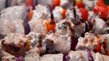 şiş kebap şişleri domates üzerinde.