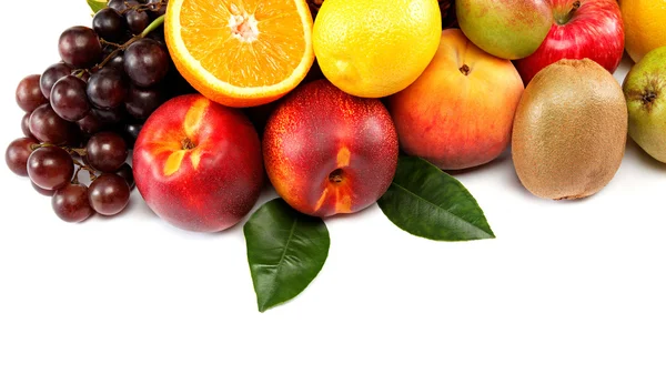 Früchte isoliert auf weißem Hintergrund. Reihe von verschiedenen frischen fr — Stockfoto