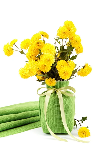 Gele bloemen, chrysant bloemen in een vaas. — Stockfoto