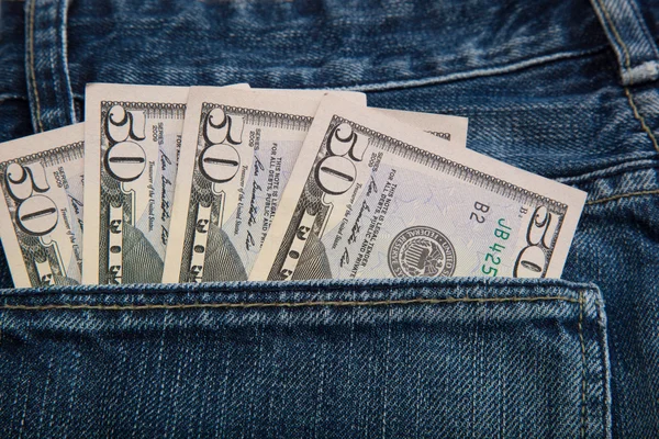 Banknoten in der Gesäßtasche der Jeans. — Stockfoto