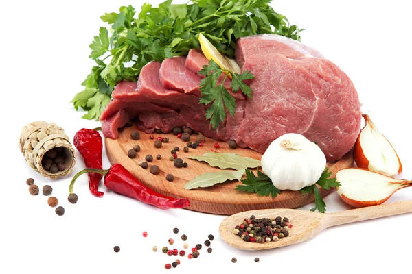 Çiğ et, sebze ve baharatlar ahşap kesme tahtası. — Stok fotoğraf