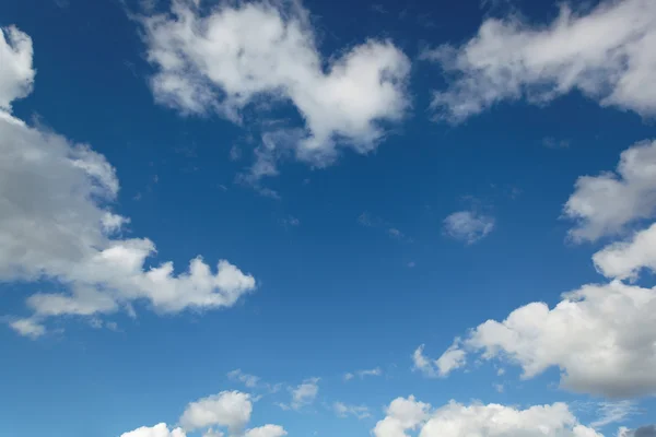 Błękitne niebo z białymi chmurami cumulus. — Zdjęcie stockowe