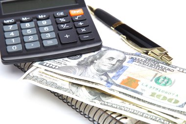 para, hesap makinesi, not defteri ve kalem beyaz zemin üzerine.